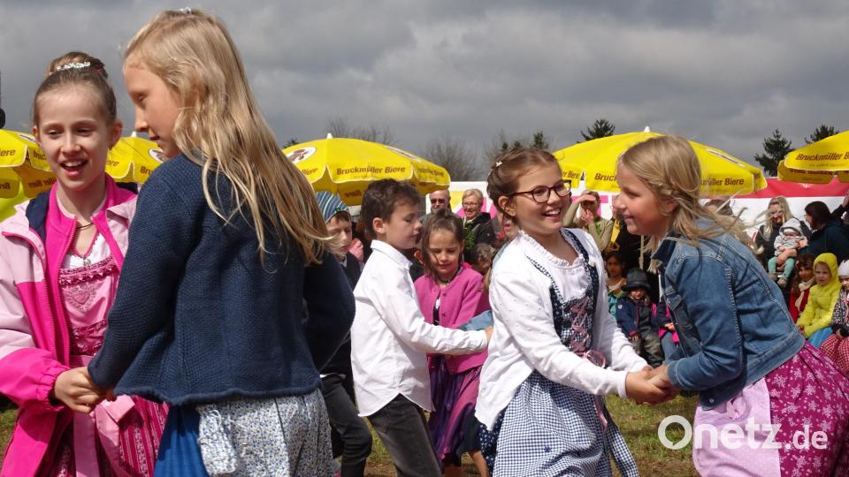 Schulkinder der R3 der Grundschule Ammersricht tanzen den „Schlamperer“ um den Kirwabaum. Bild: Grundschule Ammersricht