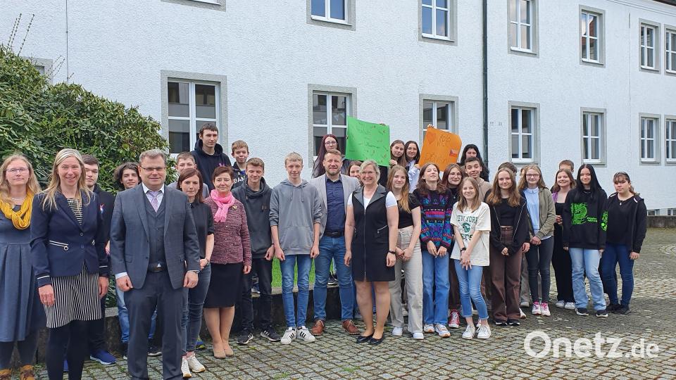 Schüler aus Windischeschenbach und Sokolov lernen sich bei einem gemeinsamen Tag kennen. Bild: Lowak