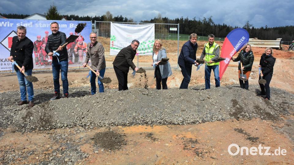 Beim Spatenstich mit dabei waren (von links) Verwaltungs-Geschäftsführer Martin Rosner, Architekt Peter Kuchenreuther, Bürgermeister Bernd Sommer, Johanniter-Regionalvorstand Martin Steinkirchner, Kinderhausleiterin Katja Bloßfeldt, Stadtbaumeister Hubert Siller, Bauleiter Michael Göhl, Johanniter-Sachgebietsleiterin Sylvia Meyer und Veronika Sirch (Bauunternehmen Roth). Bild: jr