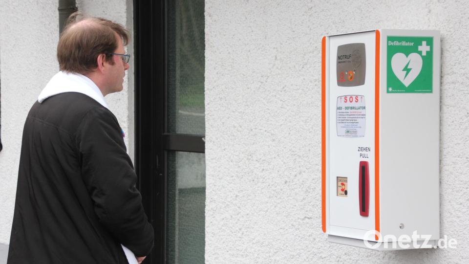 Pfarrer Andreas Kraft segnete den Defibrillator am Sportheim des TSV Waldershof. Bild: kro