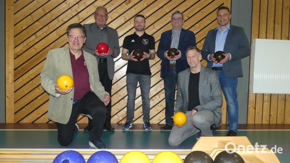 Bürgermeister Marcus Gradl, Stadtverbandsvorsitzender Dieter Kies, SCE-Vorstandsmitglied Michael Brüchner und KSV-Ehrenvorsitzender Klaus Lehl (stehend von links) werteten in ihren Grußworten die Stadtmeisterschaft als Beitrag zur Bereicherung der Geselligkeit. Harald Drobig (links) und Thoms Riedl beklagten die Schädigung des gesellschaftlichen Lebens durch Corona. Bild: rn