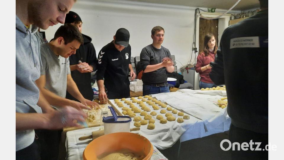 Einen ganzen Samstag lang legten sich die Edelsfelder Kirwaleit' für möglichst viel Spendengelder ins Zeug Bild: lei
