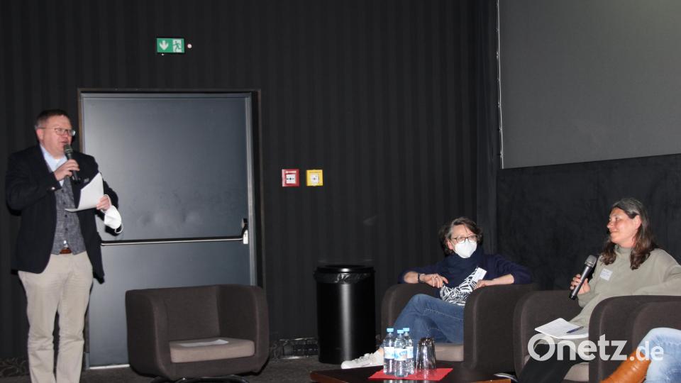 Der fesselnde Dokumentarfilm „Warum ich euch nicht in die Augen schauen kann“, der gerade in den deutschen Kinos startet, in Kombination mit einer Podiumsdiskussion mit Betroffenen, Fachkräften und Angehörigen schien dem Netzwerk Autismus unter der Leitung von Sozialpädagogin Heike Vogel (Zweite von links.) eine geniale Form, um über Autismus und die Belange der Betroffenen und Angehörigen im Allgemeinen aufzuklären. Bild: ads