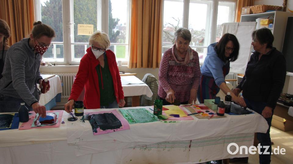 Wilma Siller (rechts) und Adele Rustler (Dritte von rechts) zeigten den Frauen alte Handwerkstechnik. Bild: kro