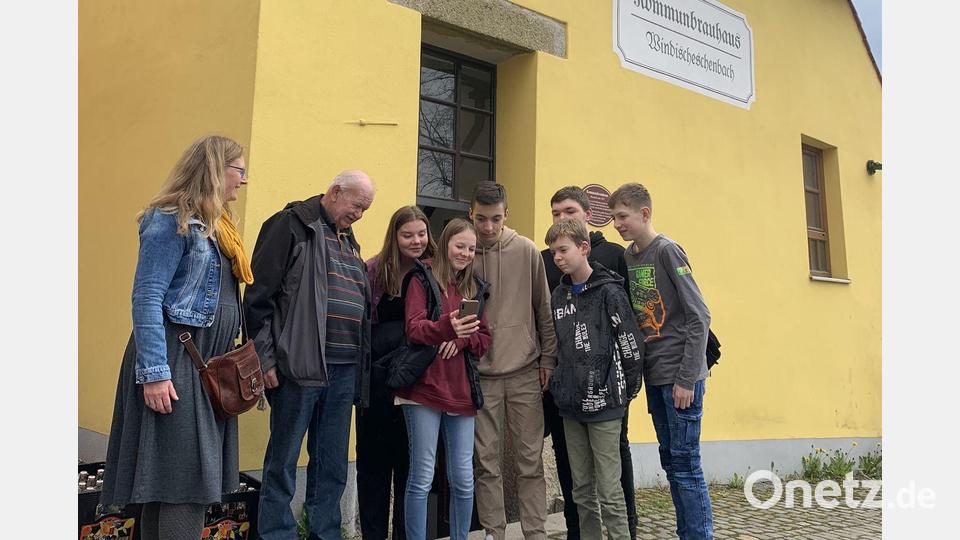 Die Schüler aus Sokolov und Windischeschenbach machen bei der digitalen Schnitzeljagd auch Station beim Kommunbrauhaus, wo sie Stadtführer Georg Mann (Zweiter von links) in Empfang nimmt. Begleitet wird die Gruppe von Sozialpädagogin Anita Nacke (links). Bild: Spreitzer/exb