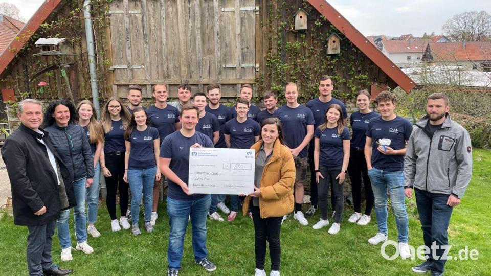 Poppenrichts Bürgermeister Hermann Böhm und Yuliya Bats kamen nach Edelsfeld, um den symbolischen Spendenscheck entgegen zu nehmen. Bild: lei