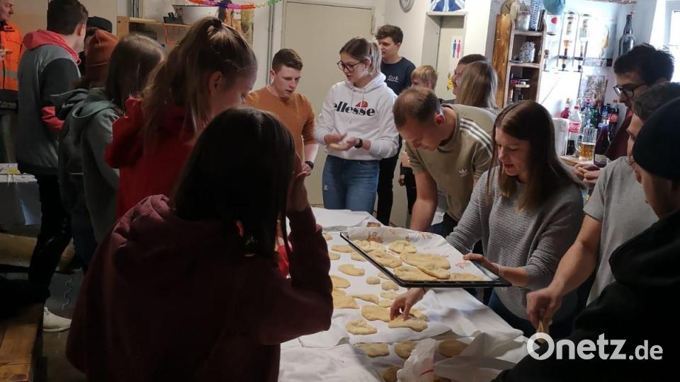 Einen ganzen Samstag lang legten sich die Edelsfelder Kirwaleit' für möglichst viel Spendengelder ins Zeug Bild: lei
