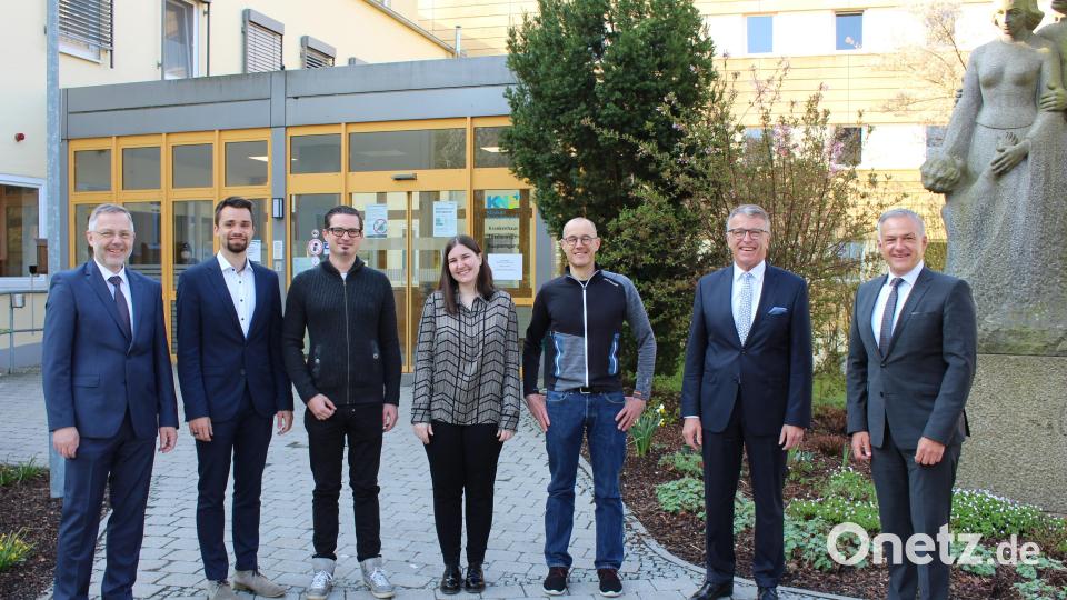 KNO-Vorstand Michael Hoffmann und Krankenhausleiter Timo Sonntag freuen sich über das Team um Dr. Michael Rüth, Dr. Annette Lechler und Chefarzt Dr. Bernd Hornbacher, das ab sofort auch am Krankenhaus Tirschenreuth tätig ist. Bürgermeister Franz Stahl und Landrat Roland Grillmeier (von links) wünschten dem neuen Team viel Erfolg. Bild: Michael Reindl/Kliniken Nordoberpfalz/exb