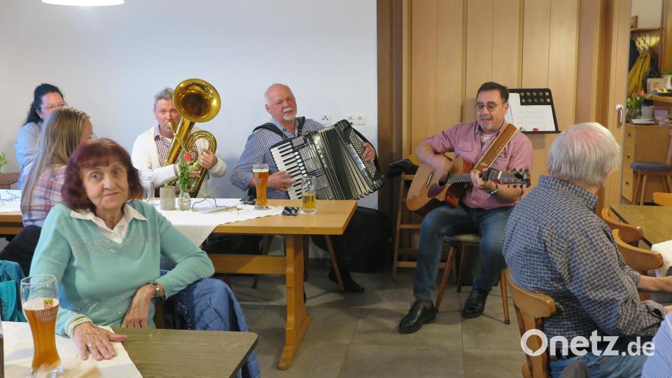 Werner Meier, Gerd Retzer und Markus Lautner (von rechts) sorgten für Stimmung im Gasthaus „Zur Fantasie“. Bild: jzk