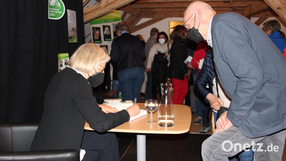 Mit ihrer literarischen Erzählkunst beeindruckte die ehemalige Spiegel-Autorin und Erste Stellvertretende Sprecherin der Bundesregierung, Christiane Hoffmann, bei ihrer Lesung im Rahmen der Weidener Literaturtage. Ihr neues Buch ist ein sehr persönliches Werk, in dem sie die Flucht ihres Vaters vor 75 Jahren nachgegangen ist. Bild: prh