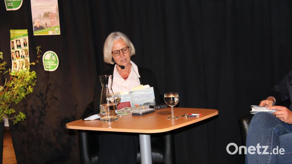 Mit ihrer literarischen Erzählkunst beeindruckt die ehemalige Spiegel-Autorin und Erste Stellvertretende Sprecherin der Bundesregierung, Christiane Hoffmann, bei ihrer Lesung in der Regionalbibliothek. Bild: prh