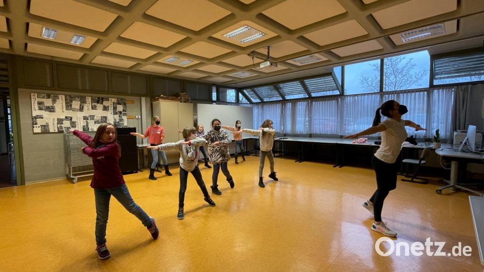 Im Tanzen macht den Mädels am Elly kaum einer was vor: Aber vor den großen Auftritten stehen Übungsstunden so wie hier. Bild: Elly-Heuss-Gymnasium/exb