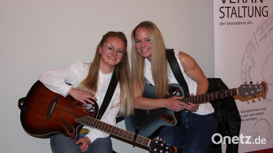 Beim Benefizkonzert auf Burg Falkenberg zugunsten von Donum Vitae begeisterte das Gesangsduo Magdalena Bäumler (links) und Marina Böhm. Bild: wro