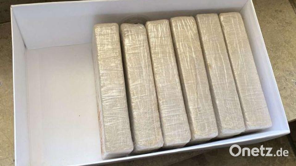 Sowohl in Platten als auch in Brocken wurde das Heroin sichergestellt. Bild: KPI Regensburg, BLKA