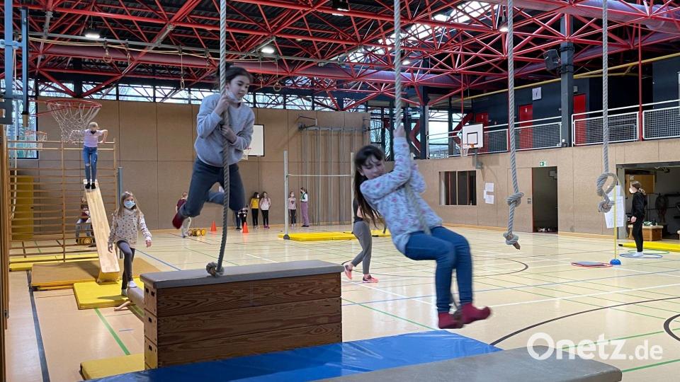 Ganz schön was los ist bei der Elly-Rallye. An Seilen über Matten und Kästen lernen Kinder, Eltern und Interessierte das Mädchen-Gymnasium kennen. Bild: Elly-Heuss-Gymnasium/exb