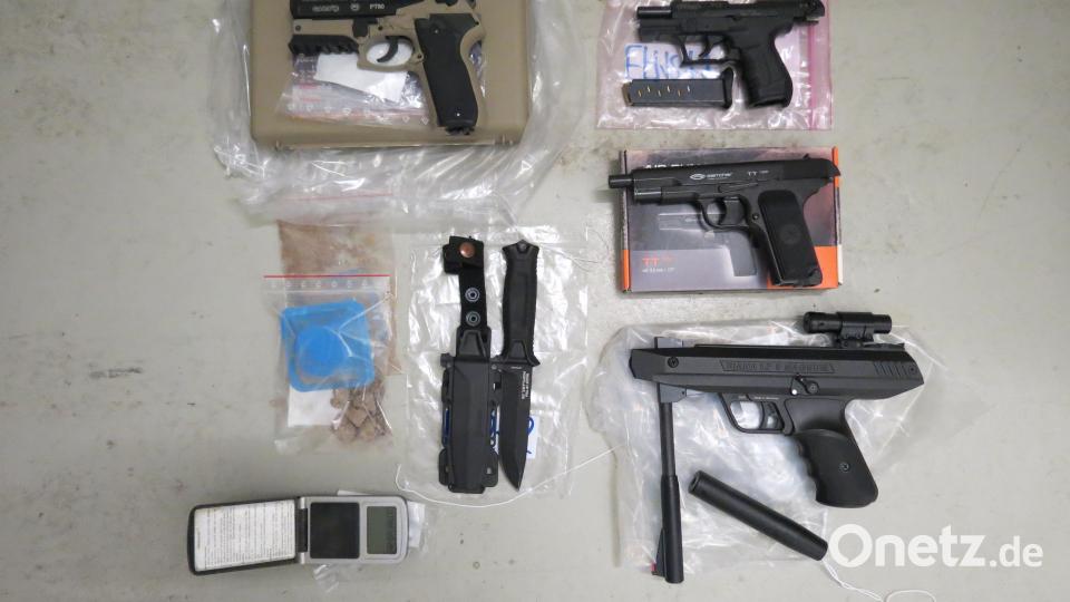 In den durchsuchten Objekten wurden Schuss- und Stichwaffen gelagert. Bild: KPI Regensburg, BLKA
