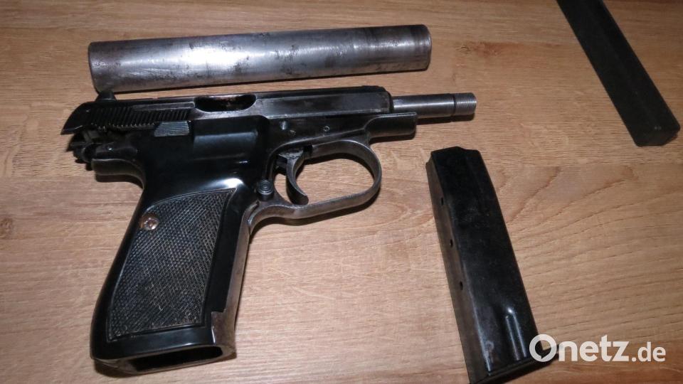 Neben Drogen und Geld fanden die Beamten auch scharfe Waffen. Bild: KPI Regensburg, BLKA