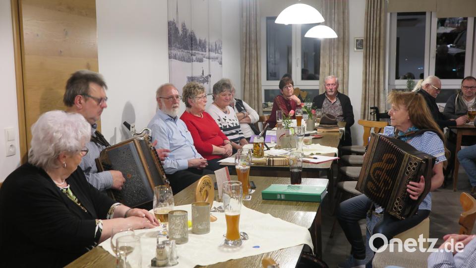 Christine Bleiber (rechts) und Erwin Hornauer (links) bildeten spontan ein Volksmusik-Duo. Bild: jzk