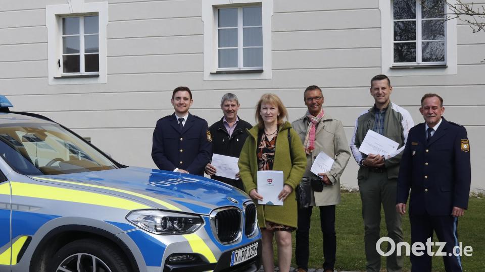 Von links: Polizeioberkommissar Christian Bengl, die Gemeindeoberhäupter Reiner Pickel (Weigendorf), Brigitte Bachmann (Bürgermeisterin Birgland), Peter Achatzi (Bürgermeister Neukirchen), Roman Berr (Bürgermeister Etzelwang), Erster Polizeikommissar Michael Kernebeck. Bild: mfh