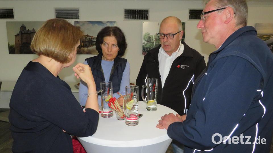 Den Einsatz der Polizei und Rettungskräfte würdigten die Landtagsabgeordnete Annette Karl (links) und Stefan Schuster beim Blaulichtempfang. Bild: adj