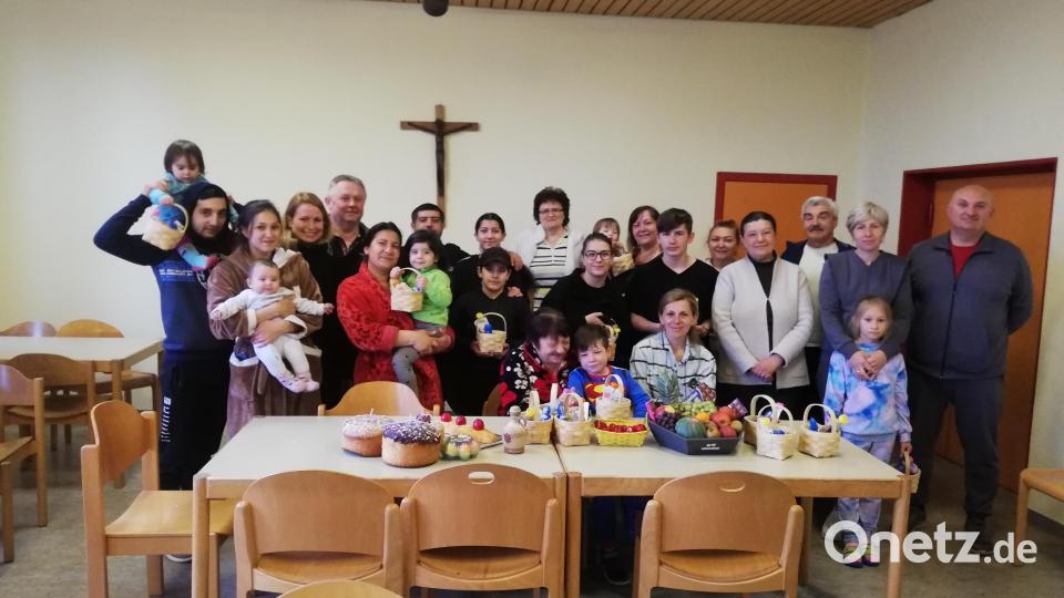 Alt und jung bekamen große Augen: Das Team der Ukrainehilfe Kaltenbrunn überraschte die Flüchtlinge im Jugendhaus mit guten Sachen Bild: gmü