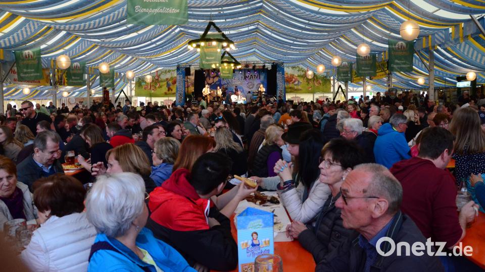 Das Festzelt platzte aus allen Nähten. Bild: Kunz