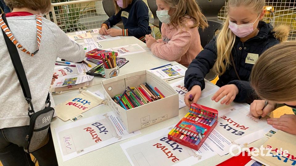 Einen Brotzeitbeutel selber machen: Dank Siebdruck und Kreativität kein Problem. Bild: Elly-Heuss-Gymnasium/exb