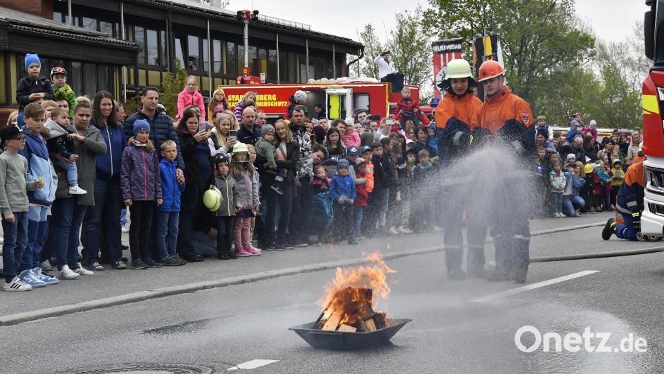 Die Jungendfeuerwehr zeigt, dass sie trotz der Coronapandemie gelernt hat, wie man ein Feuer löscht. Bild: Petra Hartl