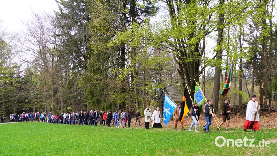 Betend ziehen die vielen Pilger von Waldthurn aus zum Fahrenberg Bild: fvo