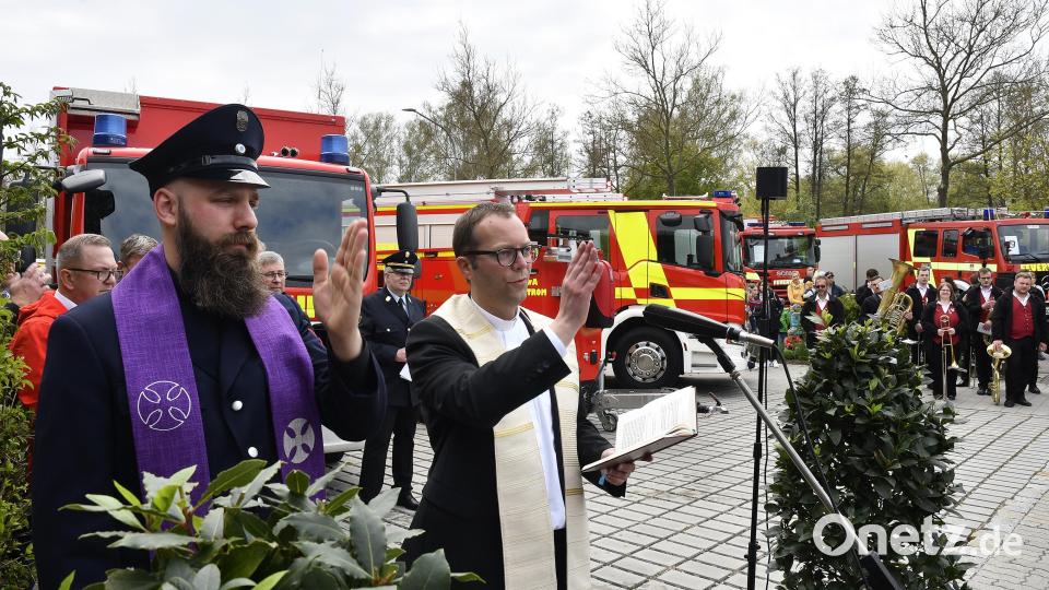 Pfarrer David Scherf, selbst seit Kurzem Mitglied der Freiwilligen Feuerwehr, und Pfarrer Thomas Helm segnen die neuen Fahrzeuge. Bild: Petra Hartl