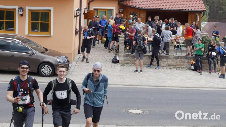 Die Überraschungsstation war ein beliebter Anlaufpunkt. Schweren Herzens und doch sehr gut gelaunt gehen drei Teilnehmer weiter. Bild: mfh