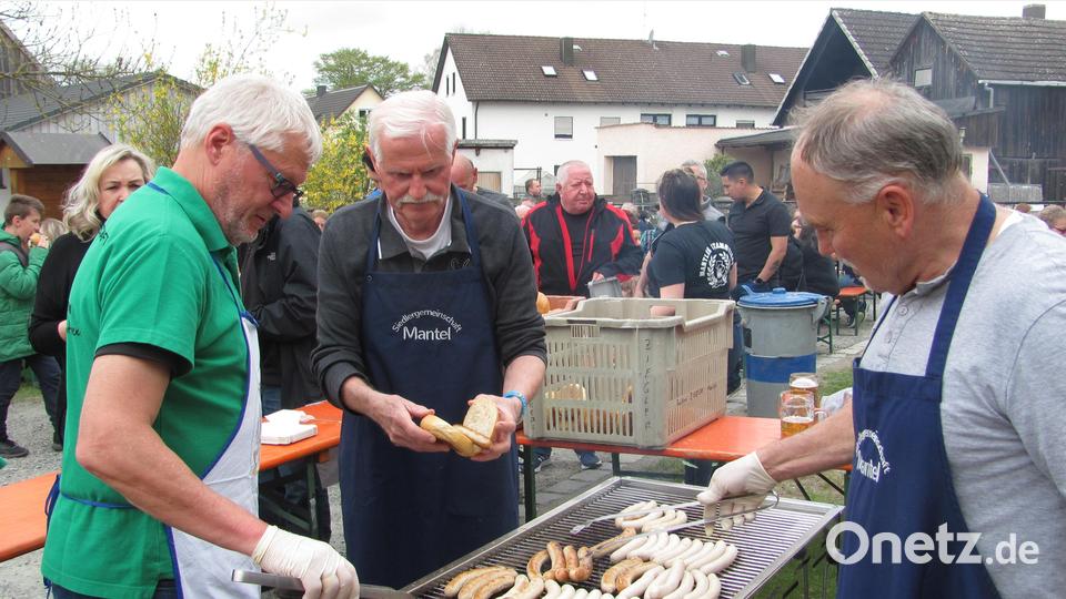 Großen Andrang gab es bei den Dotschbäckern. Die oberpfälzer Spezialität wurde mit Apfelmus oder Preisselbeeren serviert. Bild: sei