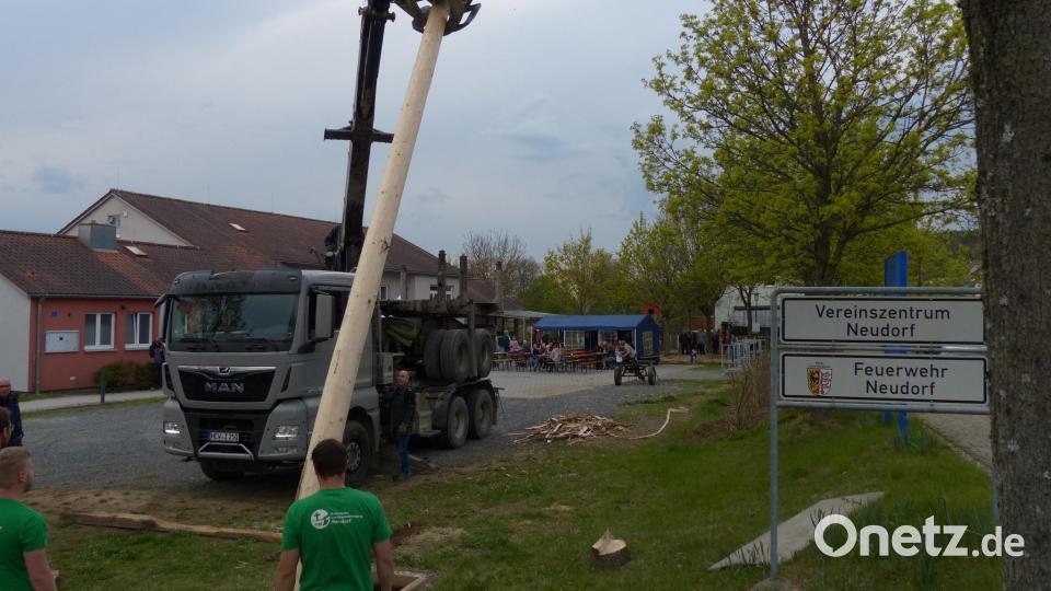 Gleich ist es geschafft, während im Hintergrund die Besucher in Neudorf schon kräftig feiern. Bild: hme