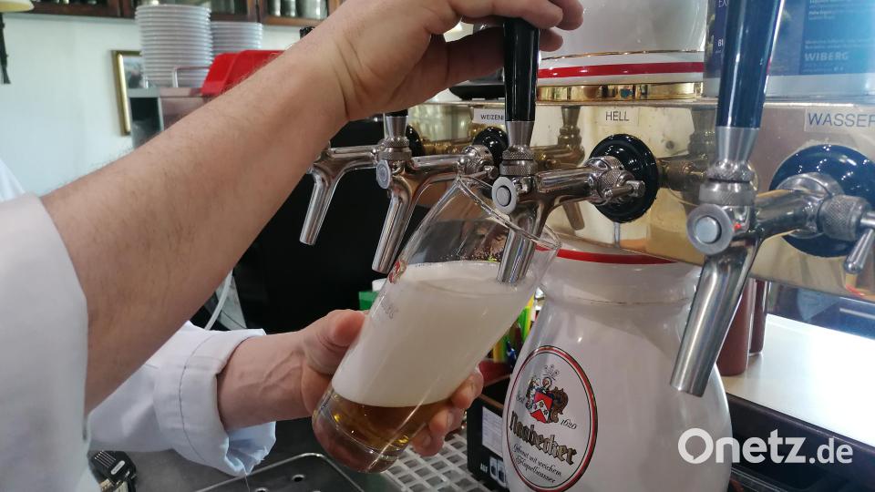 Auch bei Getränken machen sich die Preissteigerungen bemerkbar. Zehn Cent mehr kostet ein Bier im Restaurant Sauerer. Bild: Winderl, Kristin [wrl]