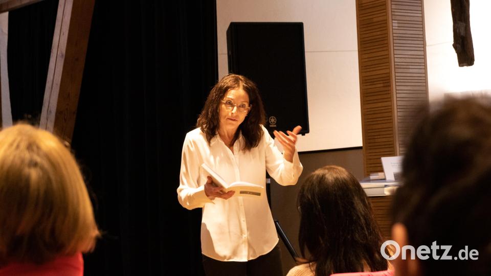 Autorin Václava Jandecková bei der Lesung im Kunsthaus Waldsassen. Sie las aus ihrem Buch "Fingierte Grenze – Aktion Kámen". Bild: Susanne Forster