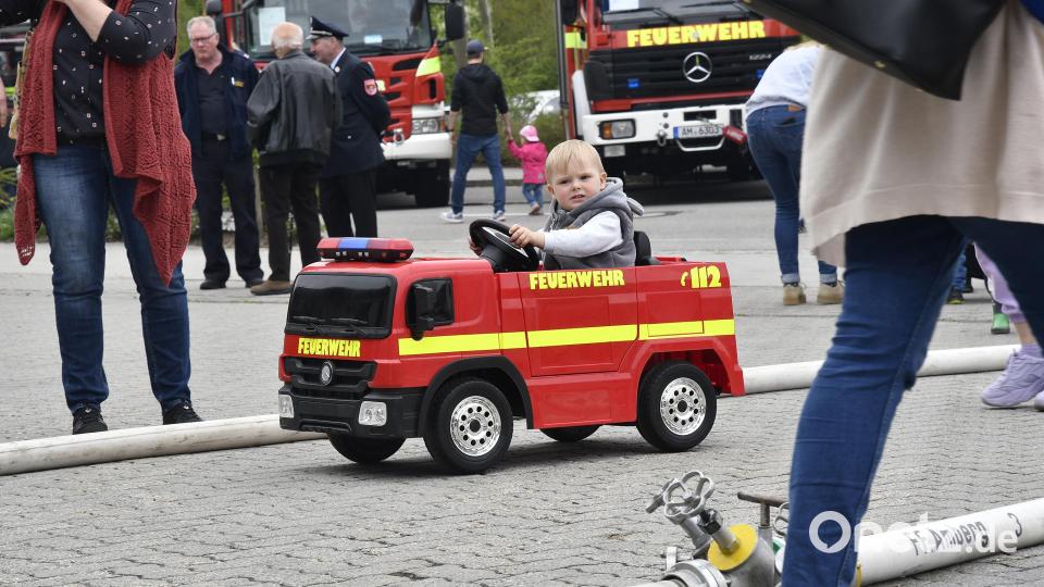 Besonders beliebt bei den Kindern waren die kleinen elektrischen Feuerwehrautos. Bild: Petra Hartl