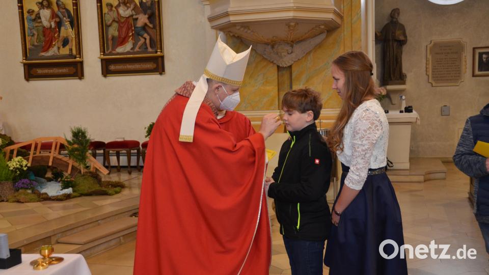 Weihbischof Reinhard Pappenberger spendete 67 Jugendlichen in der Vohenstraußer Stadtpfarrkirche das Sakrament der Firmung. Bild: dob