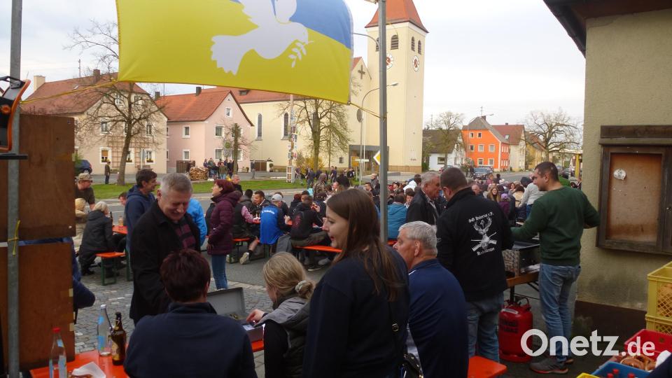 Drei Nationen waren zum Maibaumfest auf dem Marktplatz vereint Bild: bk