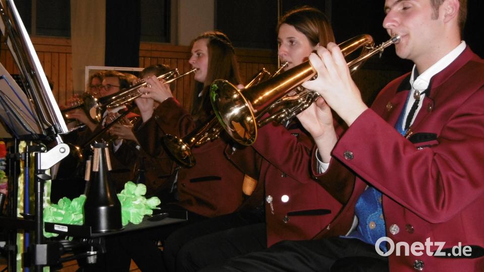 Jakob Hofmann (rechts) ist seit einem Jahr auch noch der neue Dirigent des Nachwuchs-Orchesters der Marktbläser. Bild: mma