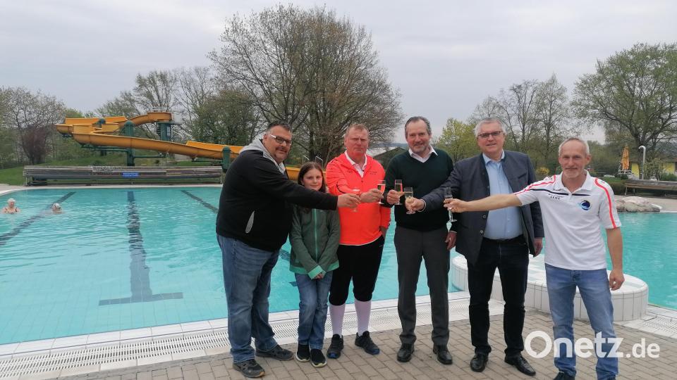 Stoßen auf die Saisoneröffnung an: (von links) die Bademeister Volker Liebl (mit Tochter) und Norbert Wurmstein, Nabburgs Bürgermeister Frank Zeitler, Pfreimds Bürgermeister Richard Tischler und Bademeister Hubert Horn. Bild: Winderl, Kristin [wrl]