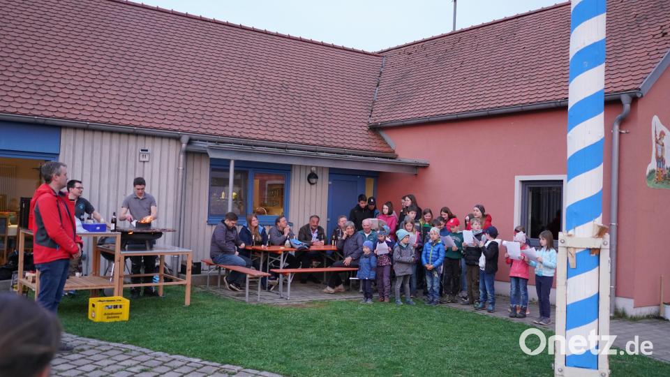 Die Albersriether Dorfjugend singt, nachdem der Maibaum steht, der &quot;Der Mai ist gekommen&quot;.
Links im Bild: Dorfsprecher Andreas Bodensteiner. Er weist auch darauf hin, dass täglich um 19.30 Uhr in der Dorfkirche St. Michael eine Maiandacht ist. Bild: fvo