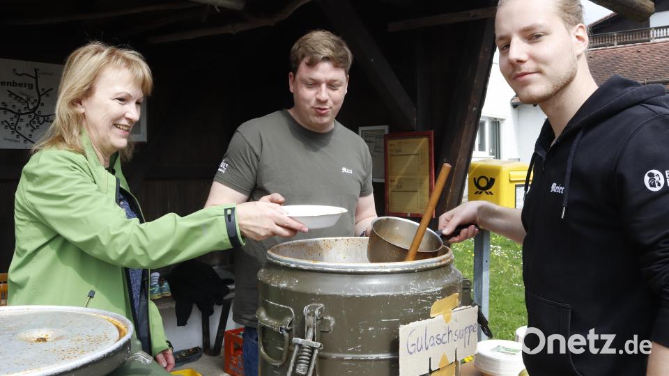 Brigitte Bachmann (links), Bürgermeisterin der Gemeinde Birgland, half bei der Ausgabe der Gulaschsuppe bei der Verpflegungsstation in Betzenberg. Bild: mfh