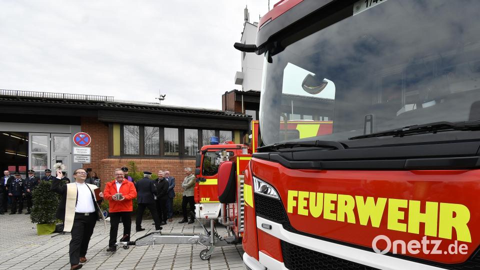 Pfarrer Thomas Helm segnet die neuen Einsatzfahrzeuge. Bild: Petra Hartl