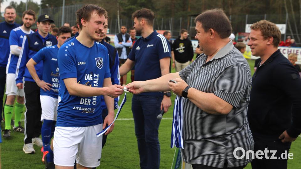Kreisspielleiter Albert Kellner (rechts) überreicht an die unterlegenen Etzenrichter Spieler die Medaillen. Bild: war