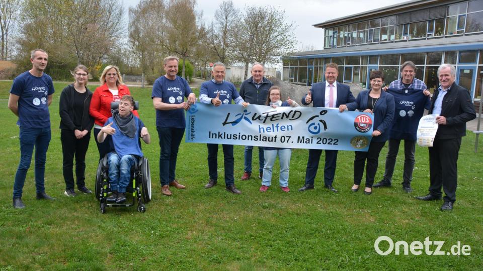 Voller Vorfreude auf den 11. Mitterteicher Inklusionslauf sind die Organisatoren und Unterstützer. Bei der Programmvorstellung mit dabei waren unter anderem Lebenshilfe-Geschäftsführer Berthold Kellner (Fünfter von links) und Lebenshilfe-Vorsitzender und Landrat Roland Grillmeier (Sechster von links). Bild: jr