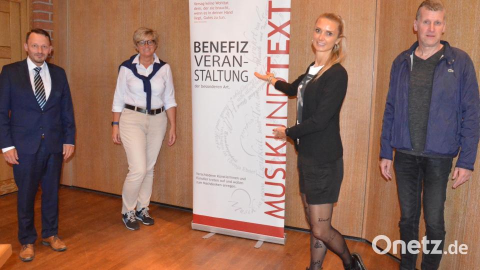 Sie freuen sich auf die Benefizveranstaltung am 8. Mai im Innenhof der Regionalblbliothek: (von links) Oberbürgermeister Jens Meyer, Sabine Guhl, Silvia Neuhaus und Wolfgang Göldner. Bild: Kunz