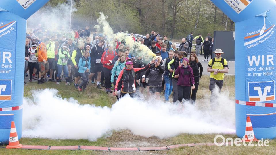 Am Fuße des Schlackenbergs in Sulzbach-Rosenberg starteten in vier Gruppen insgesamt 374 Teilnehmer zum zweiten Kleinen Schlackenmarsch über 50 Kilometer. Bild: mfh