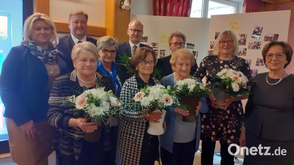 Bei der Feier zum 50-jährigen Bestehen zeichnet der Hahnbacher Frauenbund Frauen aus, die in den vergangenen 50 Jahren der Verein geleitet haben. Ihnen gratulieren die Geburtstagsgäste, darunter die Landesvorsitzende Emilia Müller (rechts) sowie (hinten, von links) stellvertretender Landrat Stefan Braun, Bürgermeister Bernhard Lindner und Dekan Christian Schulz. Bild: hka