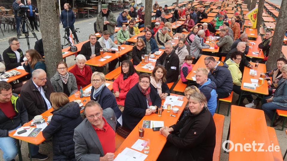 Kein Kaiserwetter, aber angenehm. Die Maikundgebung des DGB am Unteren Markt. Bild: Kunz