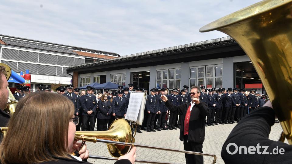 Die Jugendkapelle Roggenstein spielt bei der Eröffnung des 40. Feuerwehrfests. Bild: Petra Hartl